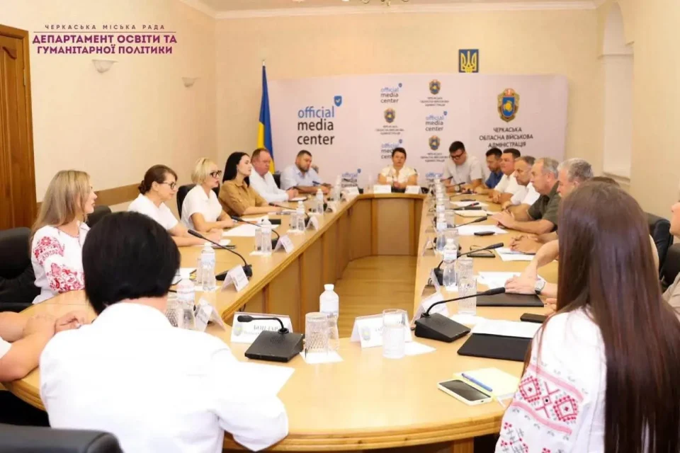 Офіційна нарада за великим столом у медіацентрі Черкаської влади